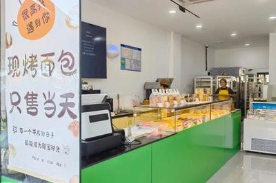 蛋黃酥、現(xiàn)烤吐司、奶油小方…金山這家工廠店只售當(dāng)天現(xiàn)做！面包控的天堂